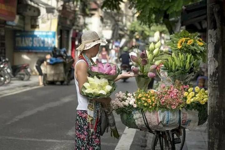 1. Áo hai dây bản mảnh: Áo hai dây bản mảnh tuy nhiên là một trong những mẫu áo khó